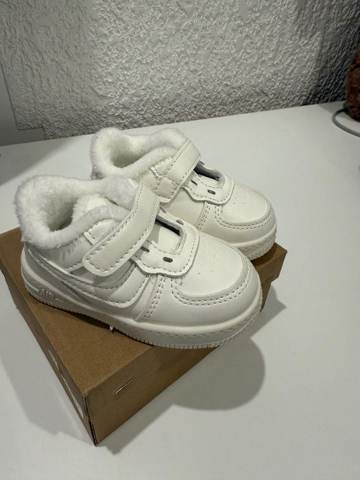 Дитяче взуття в новому стані