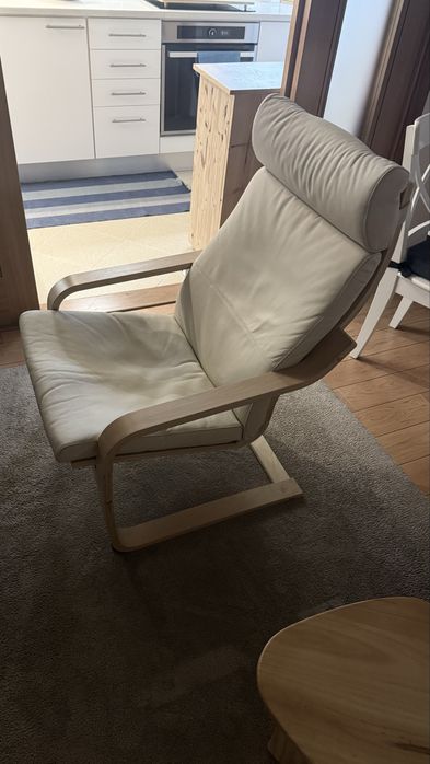 Poltronas POÄNG em madeira e em pele