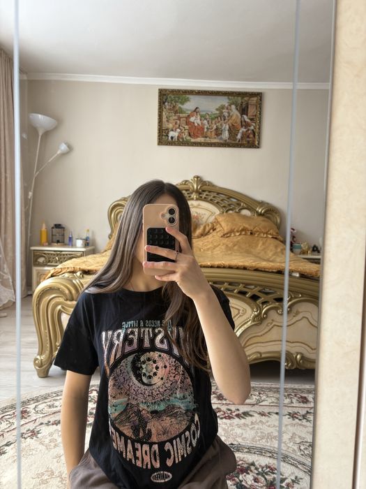 чорна футболка з принтом