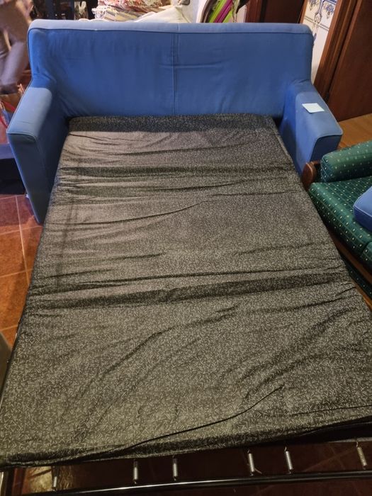Sofa-cama em tecido azul