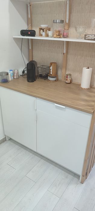 Móvel aparador usado para cantinho do café em salão de estética