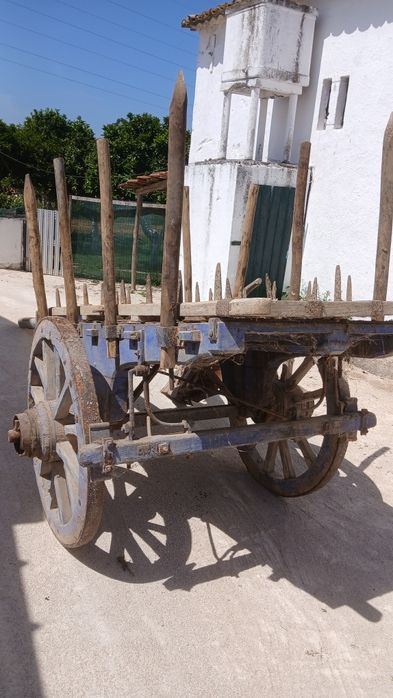 Carro de bois com grade e charrua