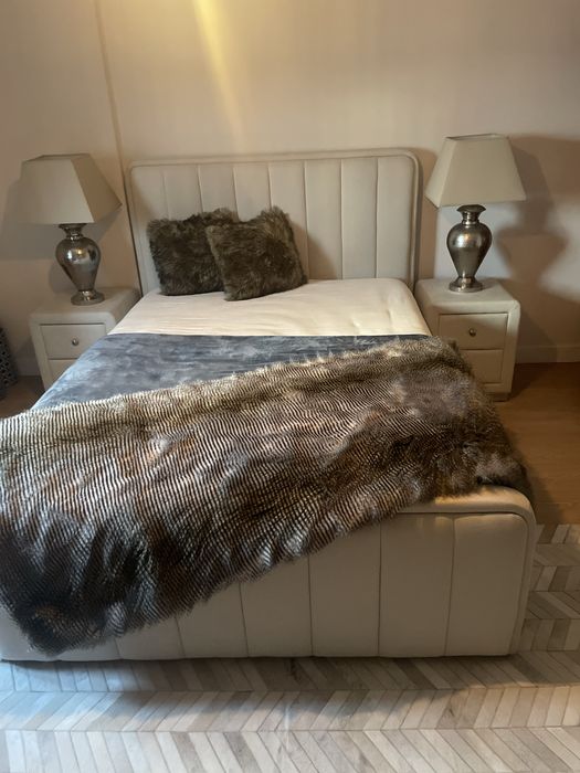 Quarto com mesa cabeceira