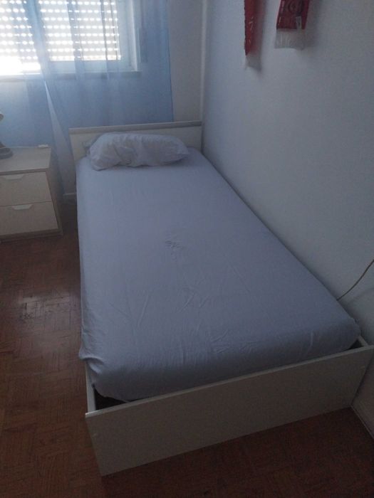 Cama de solteiro com estrado e colchão