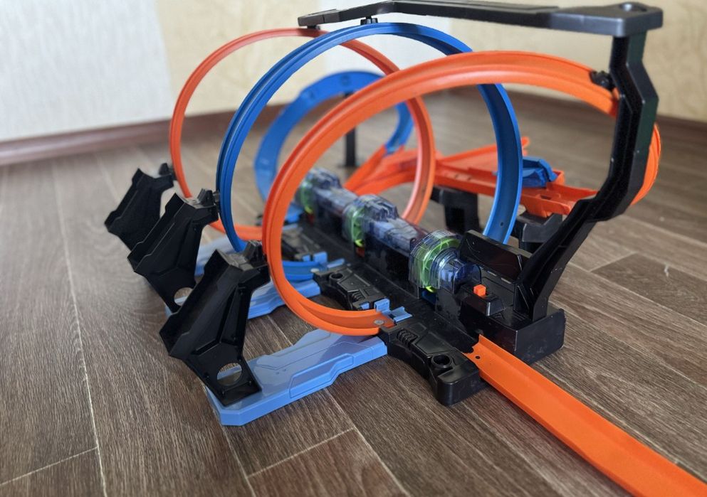 Трек Hot Wheels Corkscrew Crash