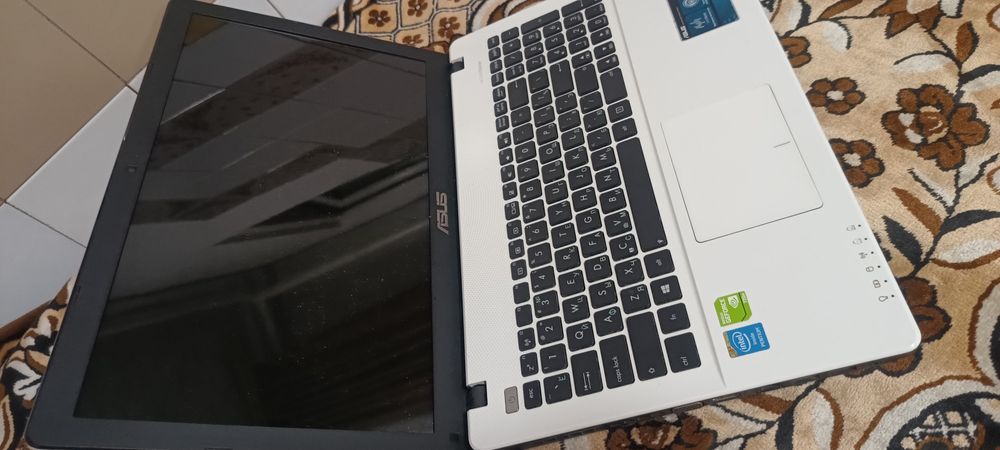 Ноутбук Asus x550c
