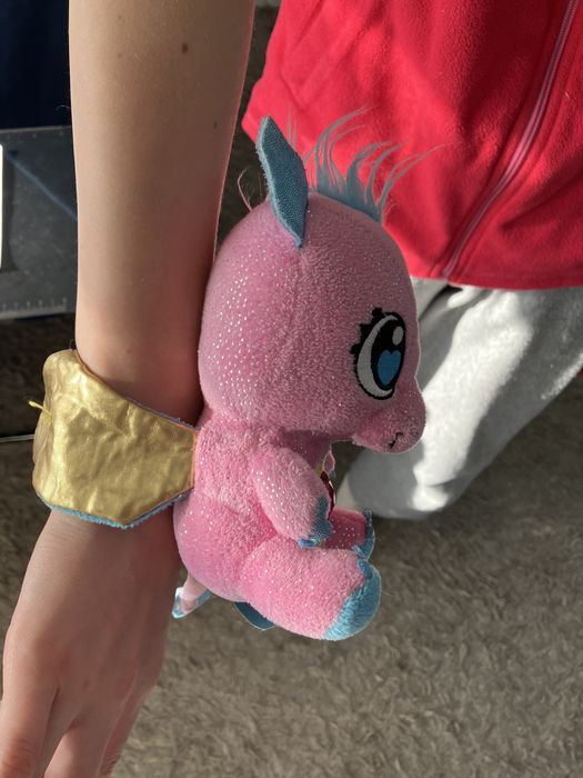 Smoczuś Moc kryształów maskotka na rękę