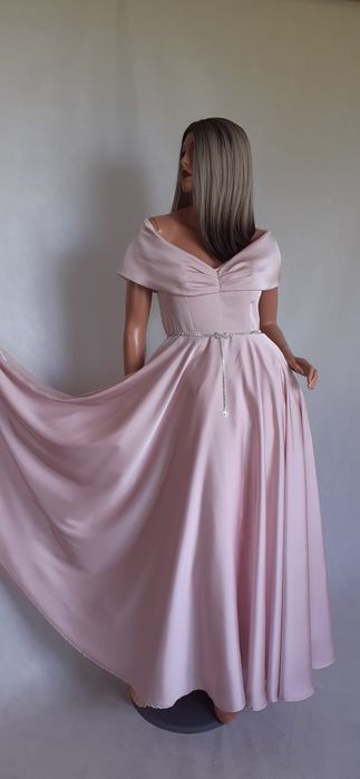 Piękna suknia z jedwabistej satyny z biżuteryjnym paskiem 40/42