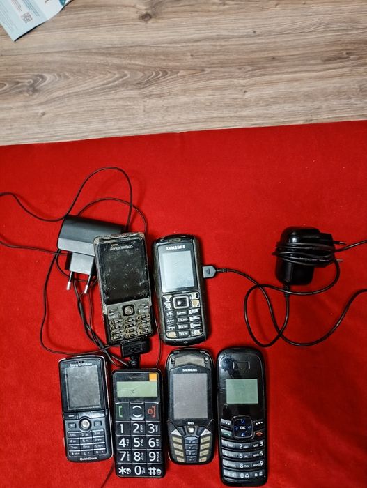 Telefony z ładowarkami sprawne i uszkodzone