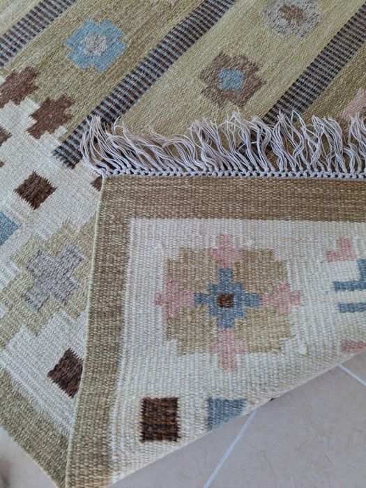 Espectacular Oportunidade,Tapete grande como novo com pouco uso, RÖLLAKAN  de Lä pura feito à mäo,    ( 2,73/1.79cm )