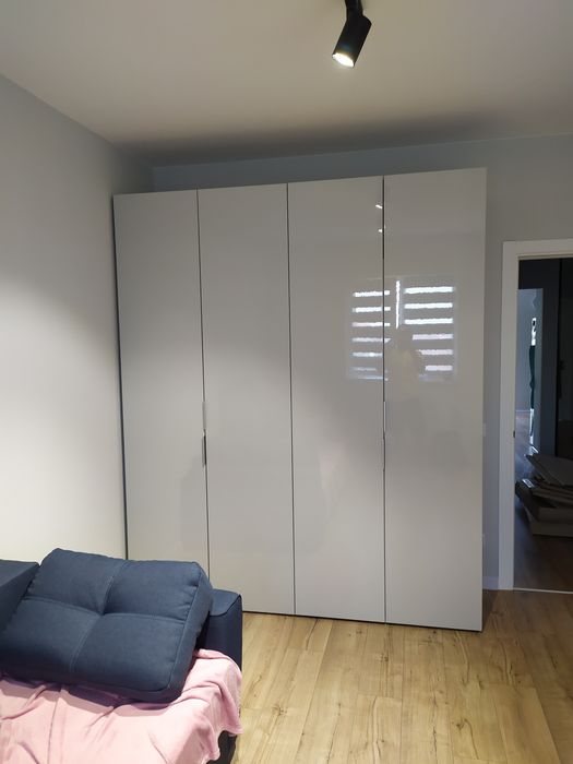 Збірка меблів шафи-купе, комоди, ліжка і тому подібне