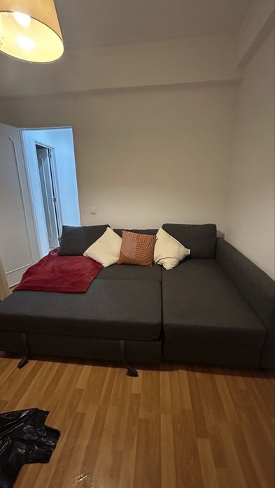 Sofá em L cinzento escuro – confortável e em bom estado