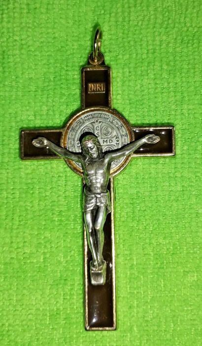 Crucifixo de Cristo na Cruz, Peitoral em Metal e Esmalte