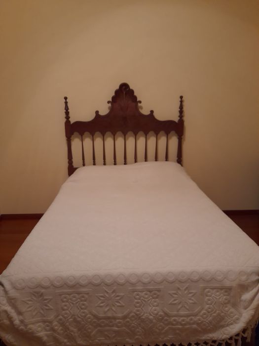 Cama casal antiga + 2 Mesas Cabeceira