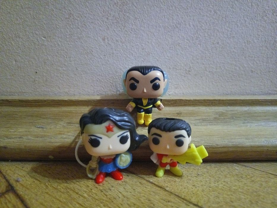 Фігурки супергероїв