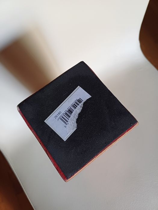 Jarro/Solitário de cor dourada com motivos orientais vermelhos