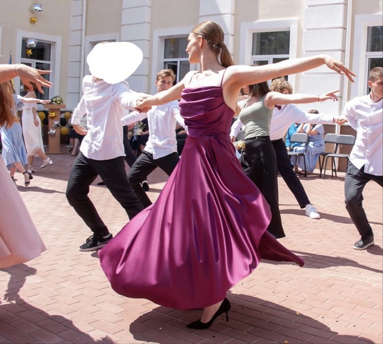 Випускна / вечірня сукня з відкритою спиною