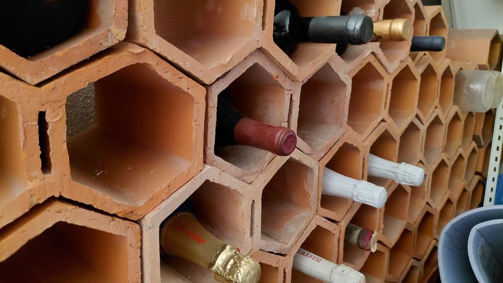 Garrafeira em  tijolo até  110 garrafas  (oferta  quem vier buscar Est