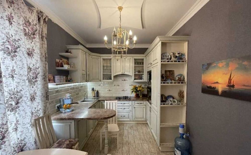 Дом в Червоном Хуторе , в доме остается все, отличное местоположение.