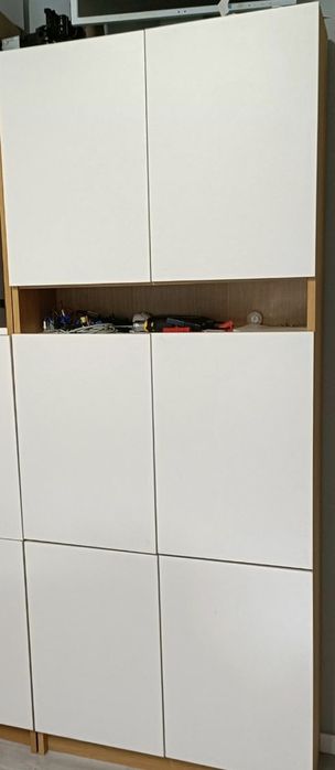 Regał Billy Ikea z białymi drzwiczkami