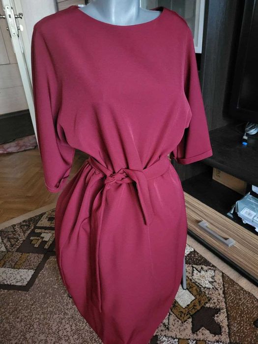 Сукня кольору бордо