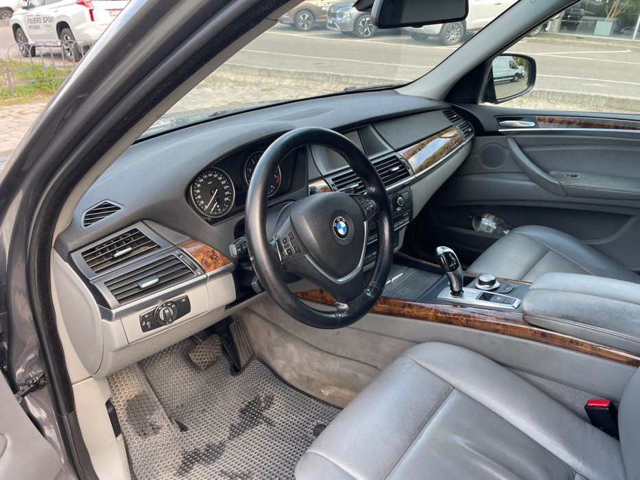 Продам BMW X5 2007 года.