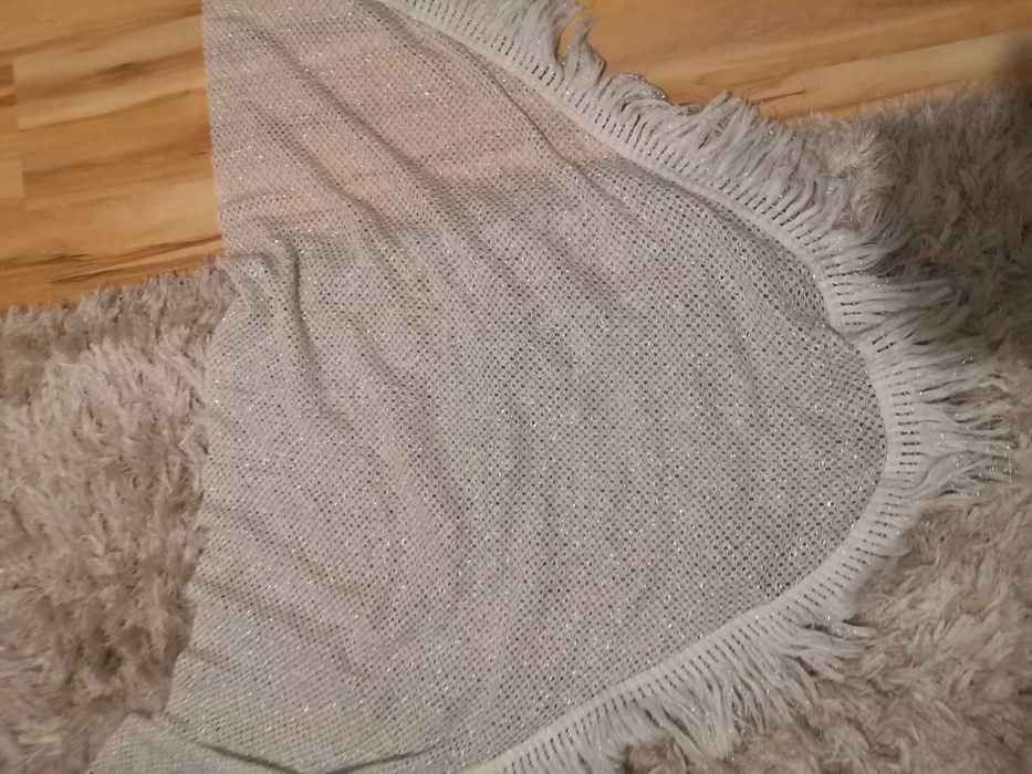 chusta biała ze srebrną nitką i frędzlami