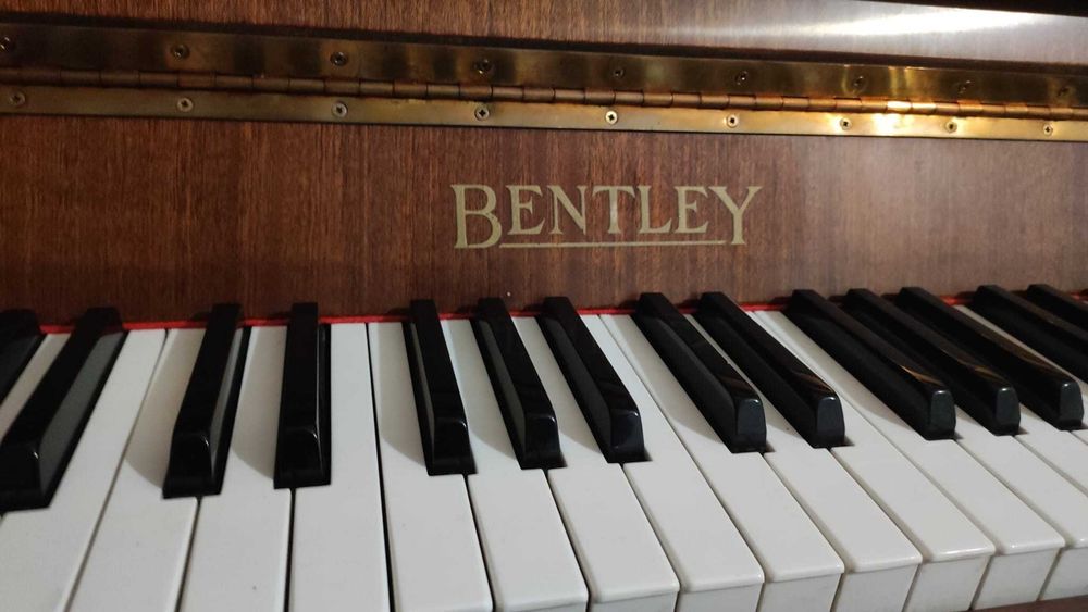 Piano Vertical Bentley