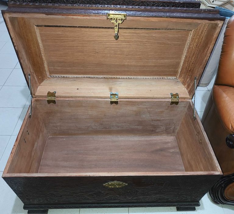 Baú em cânfora esculpido