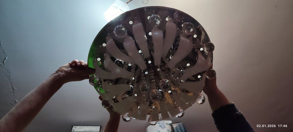 Продам б/у люстру в доброму стані без пульта