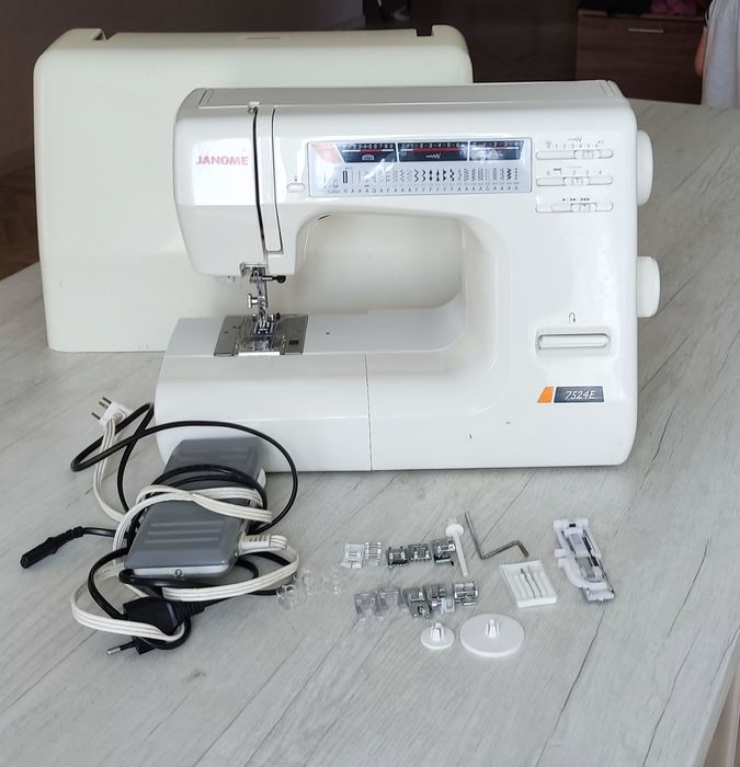 Продам швейну машину janome 7524Е