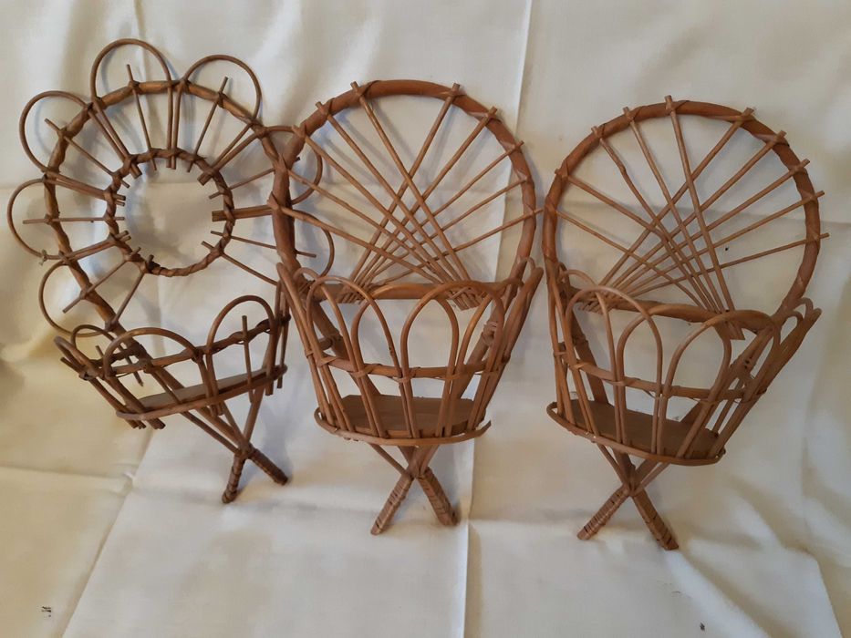 Wiszące kwietniki wiklinowe