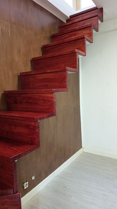 Escada  estrutura metálica e madeira