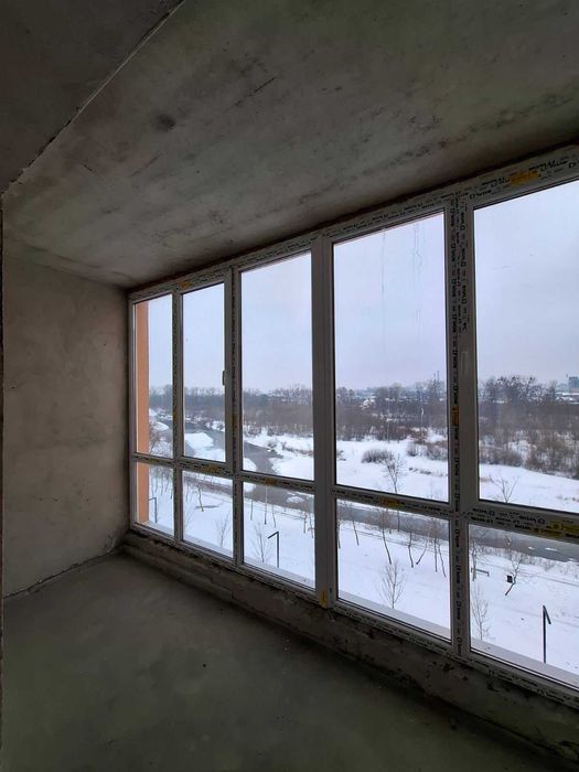 Продаю панорамну 4кімнатну квартиру на березі річки.Газифікована.110м2