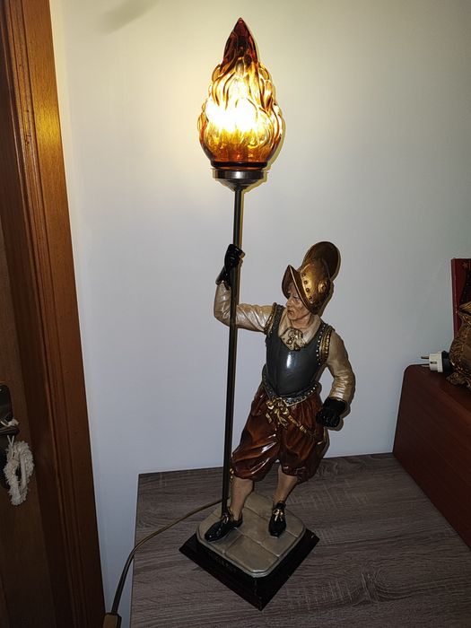 Candeeiro com estátua Huguenot em marfinite pintado a mão