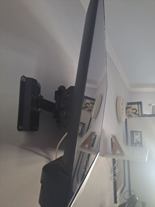 Tv com suporte e comando