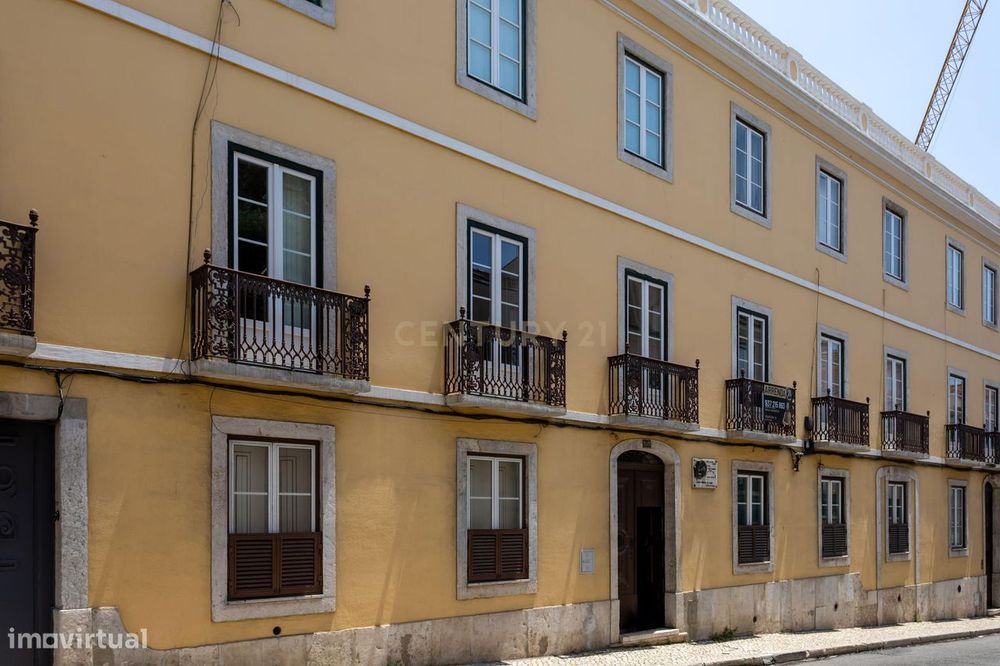 Fantástico Apartamento T3 para Arrendamento – Prédio Pombalino na Rua