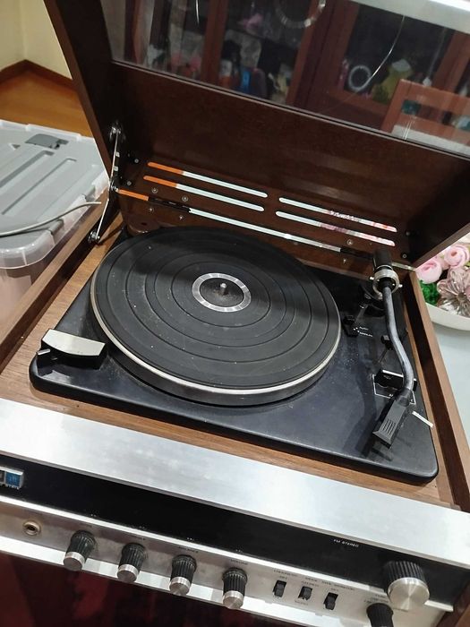 Vendo gira discos Hitachi com colunas Impecável.. a funcionar...