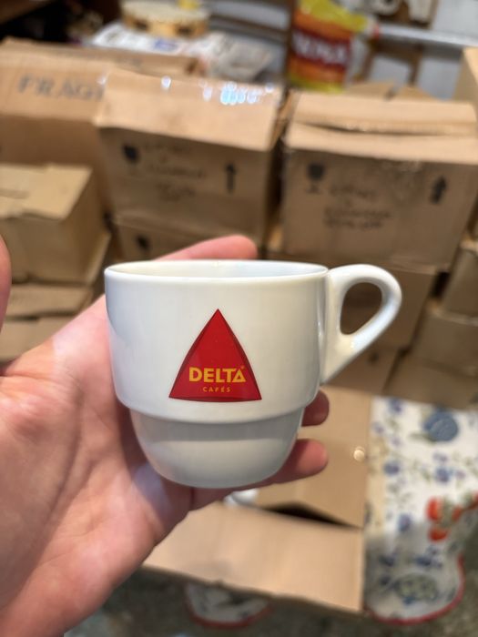 Pires e chávenas de café