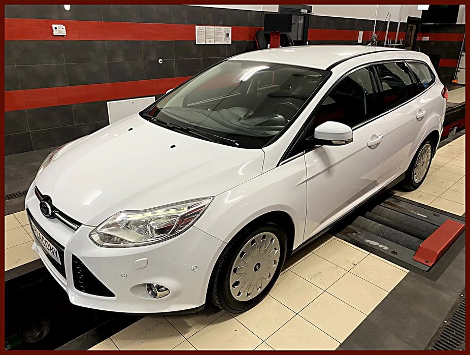 Ford Focus parktronic nawigacja czujniki parkowania ledy
