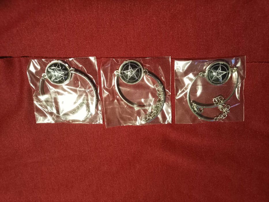 Colares, porta-chaves, brincos, pulseiras, anéis, pins, etc