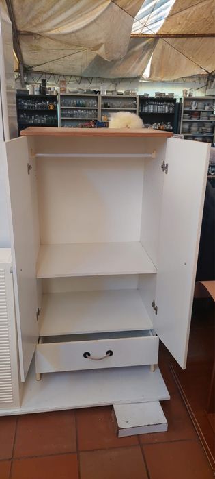 Armário branco pequeno