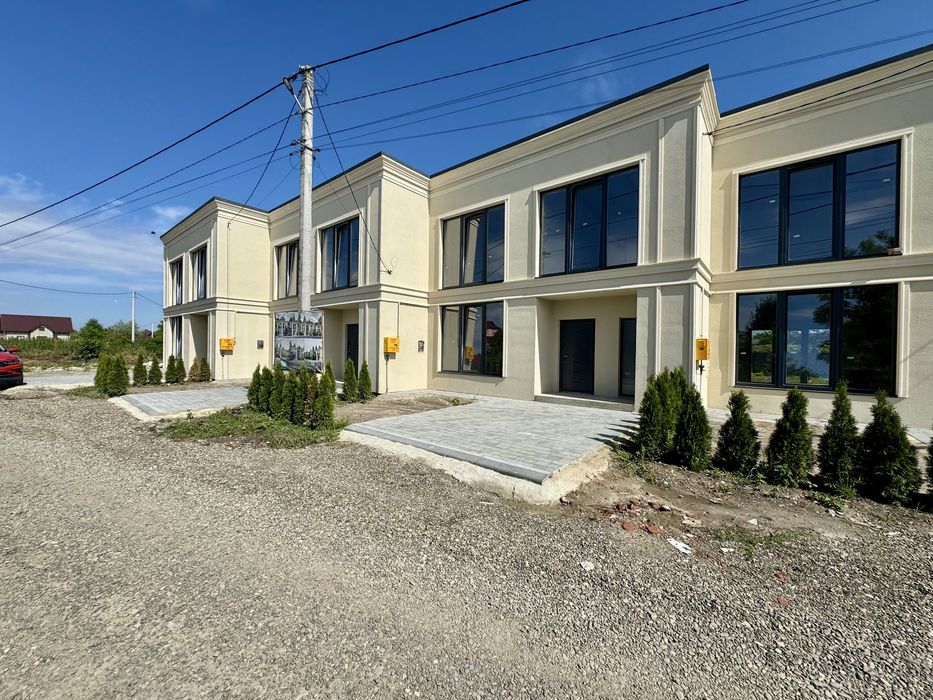 Котедж з власним подвір’ям та заїздом