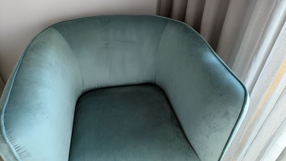 Poltrona elegante com tecido aveludado