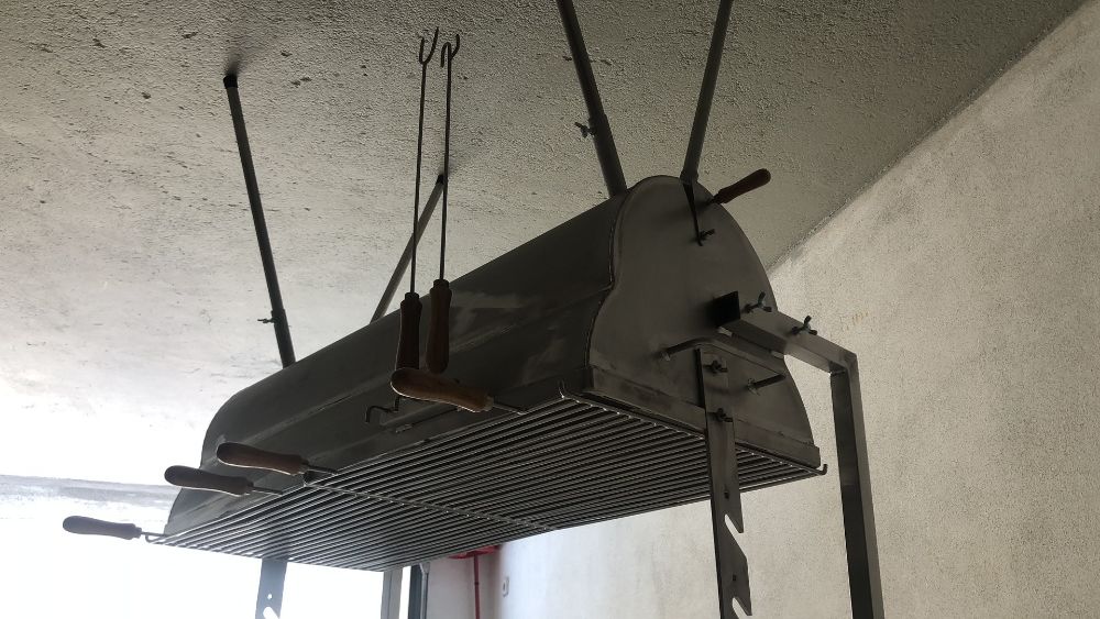 Churrasqueira inox pernil, fevras e frangos