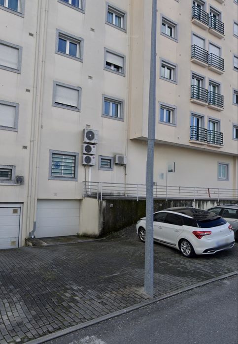 Aluga-se Lugar de Garagem