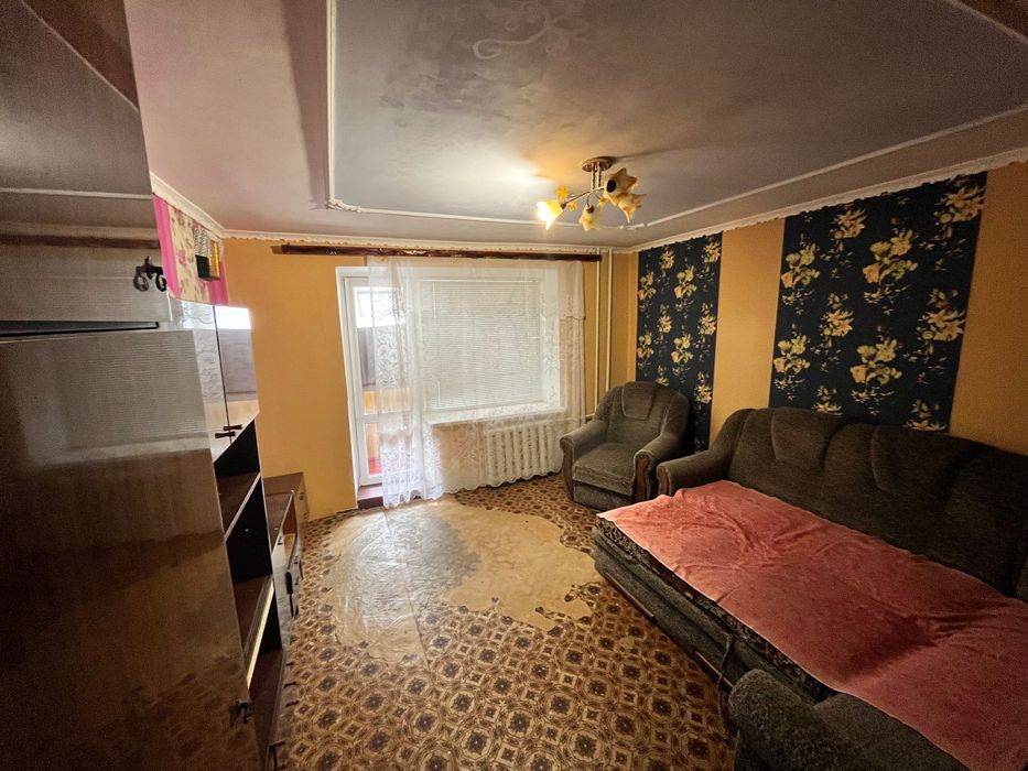 Здається 2 кімнати в тьохкімнатній квартирі (підселення).