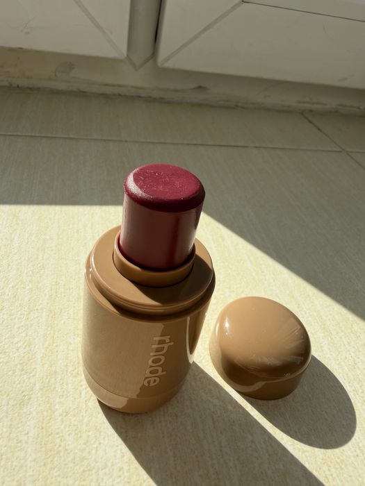 Róż w sztyfcie Plum - Rhode