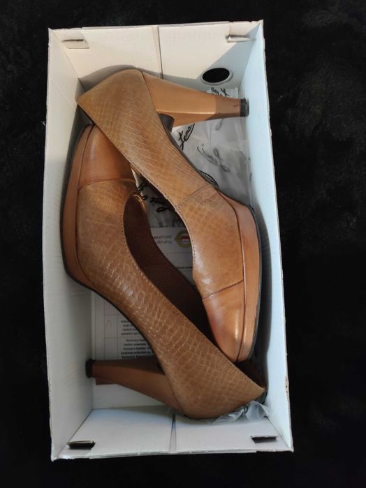 Camelowe skórzane buty na obcasie RYŁKO 38 1/2