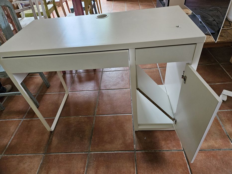 Conjunto: Secretária Branca (105x75cm) + Cadeira Azul